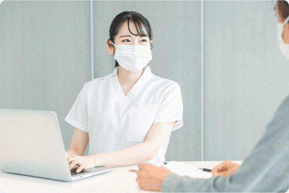 患者さんと対話する看護師のイメージ